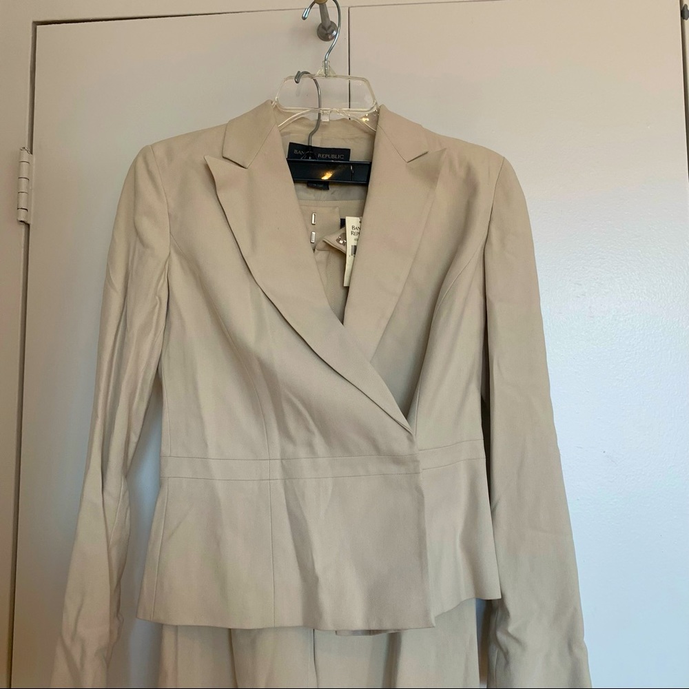 NWT Banana Republic cream silk suit size 0